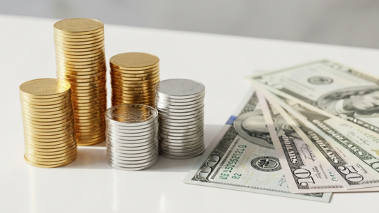 How does usdc maintain its 1:1 peg to the dollar
